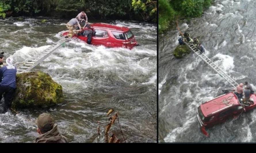 Notable: Bomberos improvisó puente y rescató a cuatro personas que cayeron a río en Puyehue