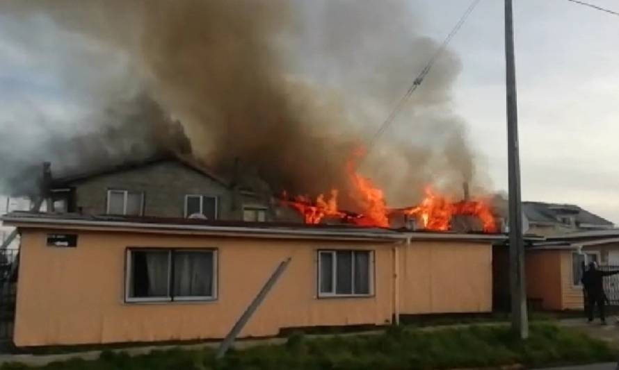 Incendio destruyó 4 viviendas de madera en Población Alerce 