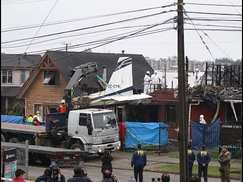 Retiran fuselaje de avión que se estrelló contra una vivienda en Puerto Montt
