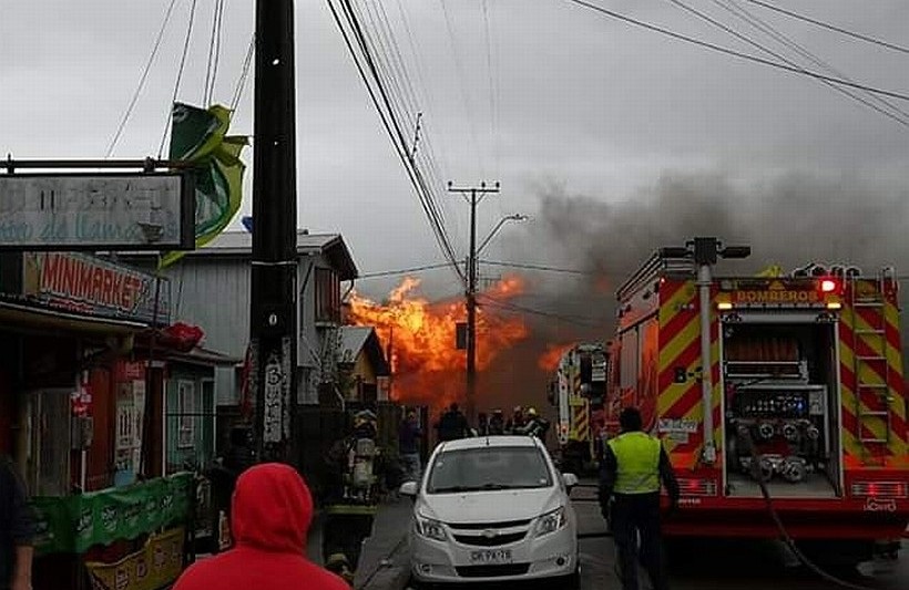 Incendio destruyó dos viviendas en Ancud y dejó 13 damnificados