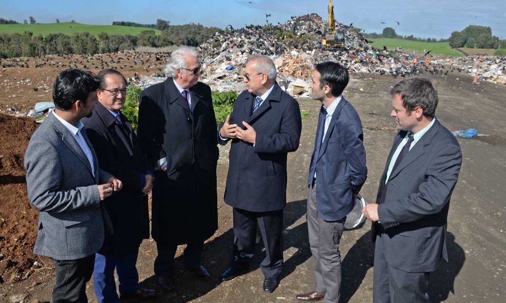 Intendente Jürgensen fija plazos para determinar futuro de relleno sanitario de Curaco
