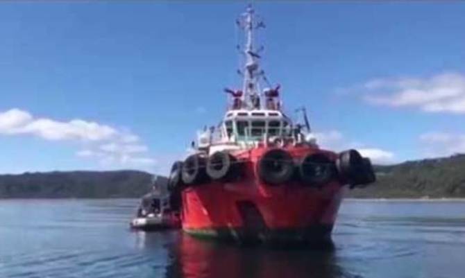 Iniciaron maniobras para reflotar a wellboat hundido en Chiloé