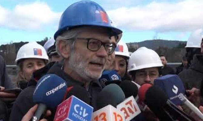 Comenzó el descenso de los brazos del Puente Cau Cau