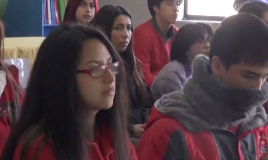 Estudiantes del colegio Alerce Cordillera recibieron charlas de capacitación 