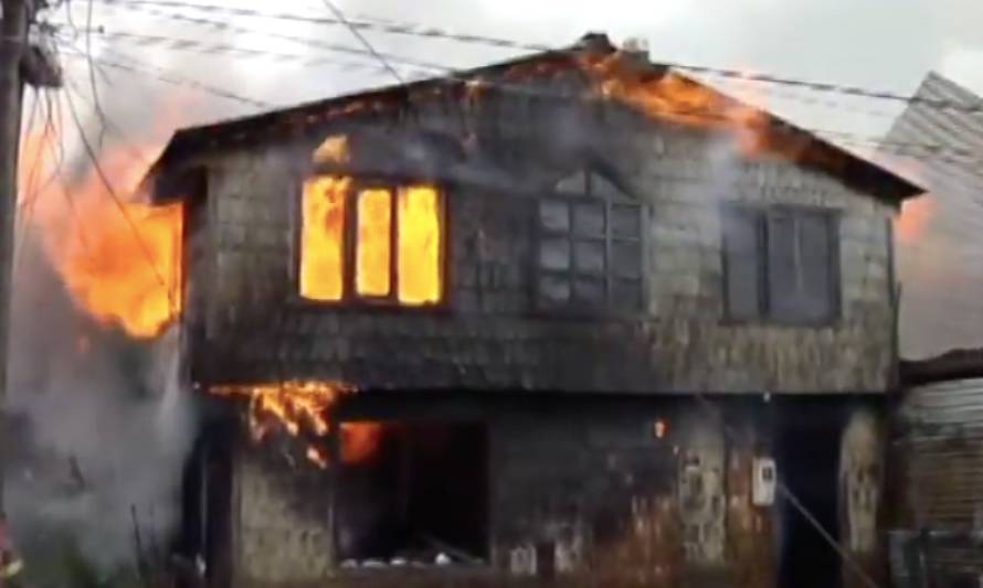 Un incendio en Quellón destruyó una vivienda de dos plantas