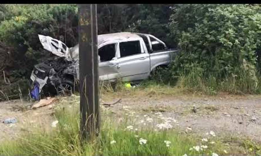 Colisión de una camioneta con postes del tendido eléctrico dejó al conductor con lesiones graves.