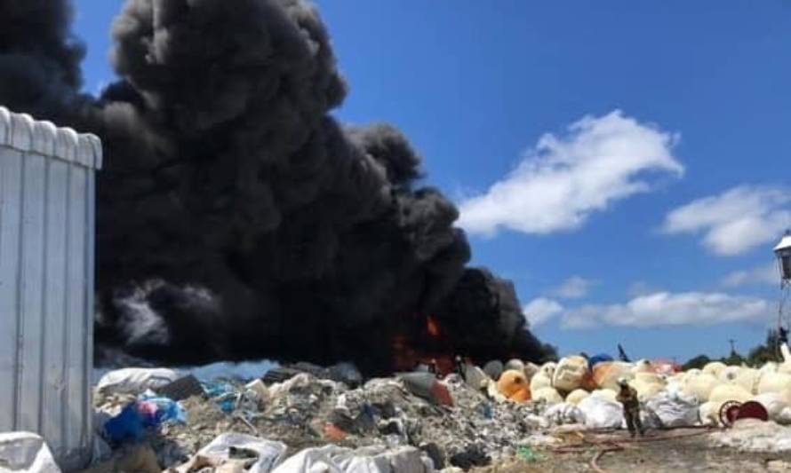 Controlado incendio que afectó planta de plásticos en la Ruta 5 Sur