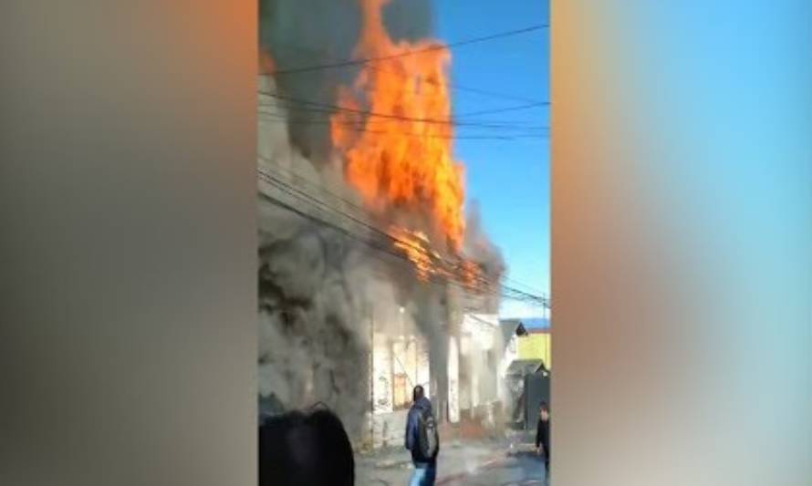 Mujer en estado grave tras ser rescatada desde Incendio 