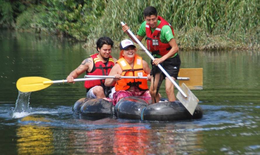 Realizaron regata de balsas artesanales en el rio Rahue