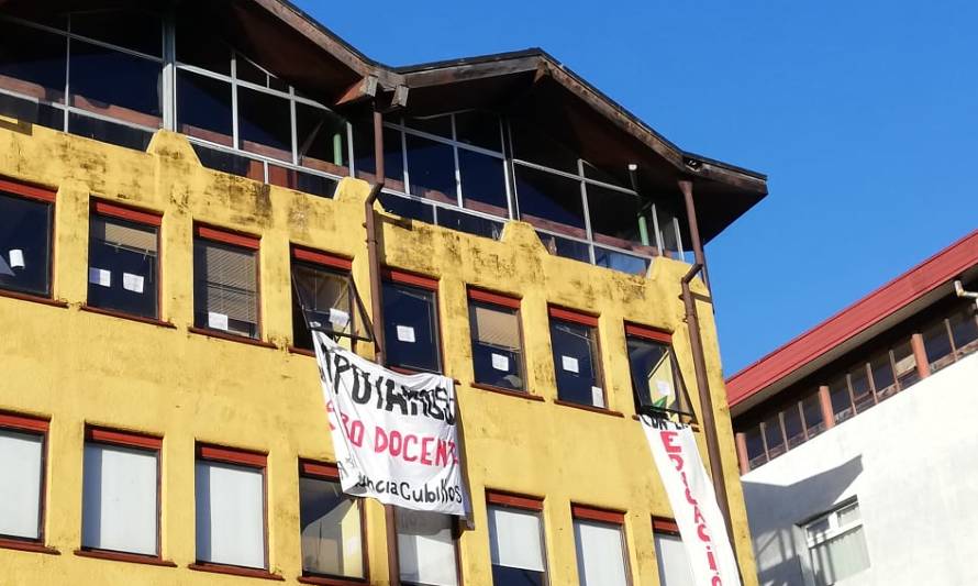 Profesores se tomaron Dirección Provincial de Educación en Puerto Montt