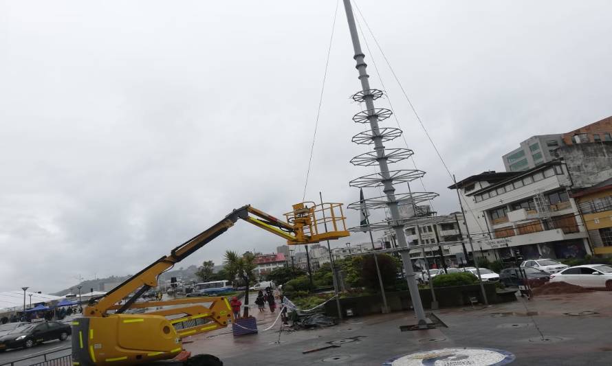 Alcalde de Puerto Montt reconoce error en instalación de polémico "árbol" de navidad.