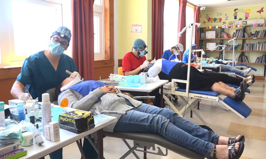 Hasta prótesis dentales gratuitas se entregan en operativos odontológicos rurales