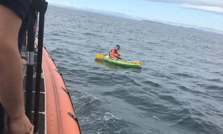 Kayakista es rescatada por Autoridad Marítima en sector del Faro Corona