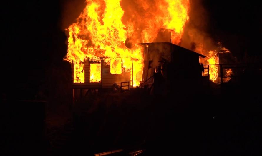 Incendio destruyó dos viviendas en cercanías del mercado Angelmó