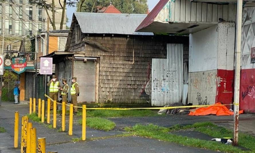 Encuentran sin vida a un hombre frente terminal de buses.