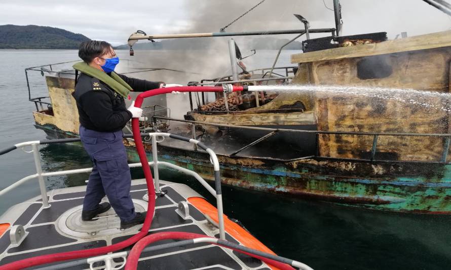Armada  apoyó en emergencia de incendio  de lancha a motor “Manutara” en área de Melinka
