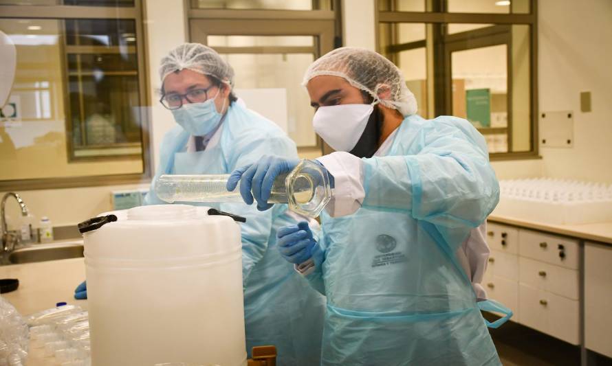U.San Sebastián elabora y dona solución desinfectante de manos a Hospital de Pto. Montt