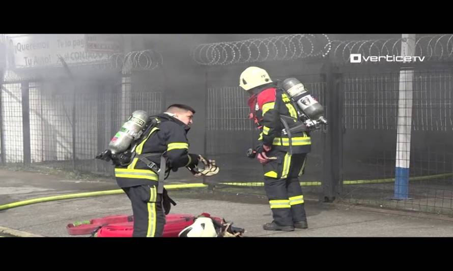 Incendio destruyó automotora y bodega en pleno centro de Puerto Montt