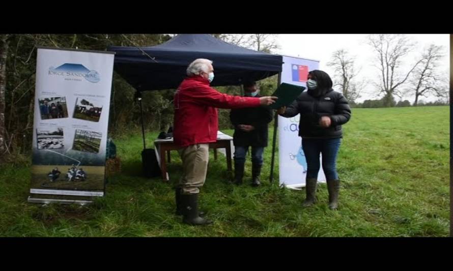 Entregan bonos de riego tecnificado a agricultores de la región de Los Lagos