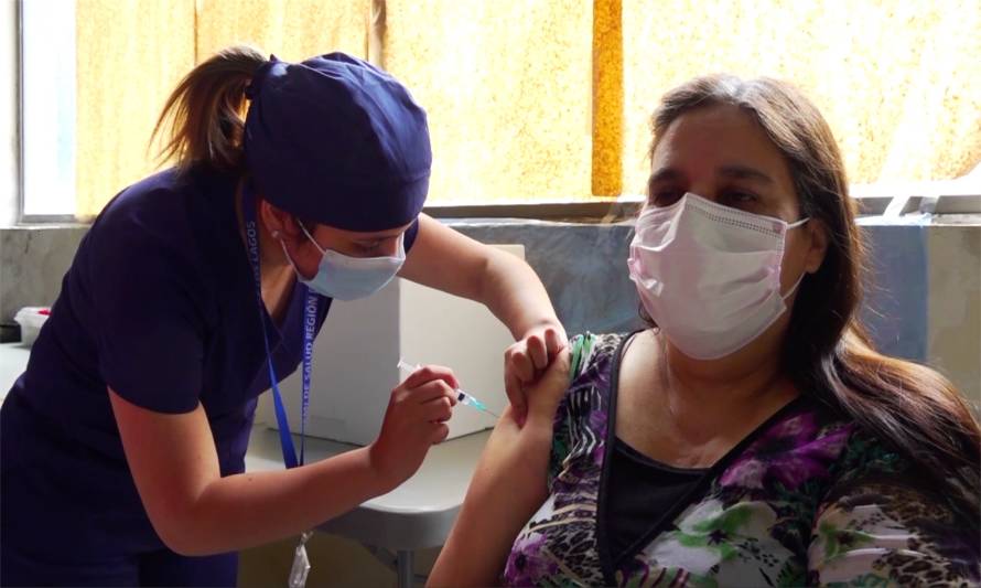 Profesora que fue hospitalizada por covid es una de las primeras en recibir vacuna