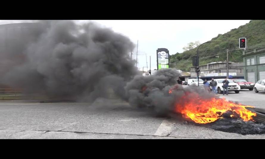 Portuarios se tomaron acceso a Empormontt en apoyo a tercer retiro