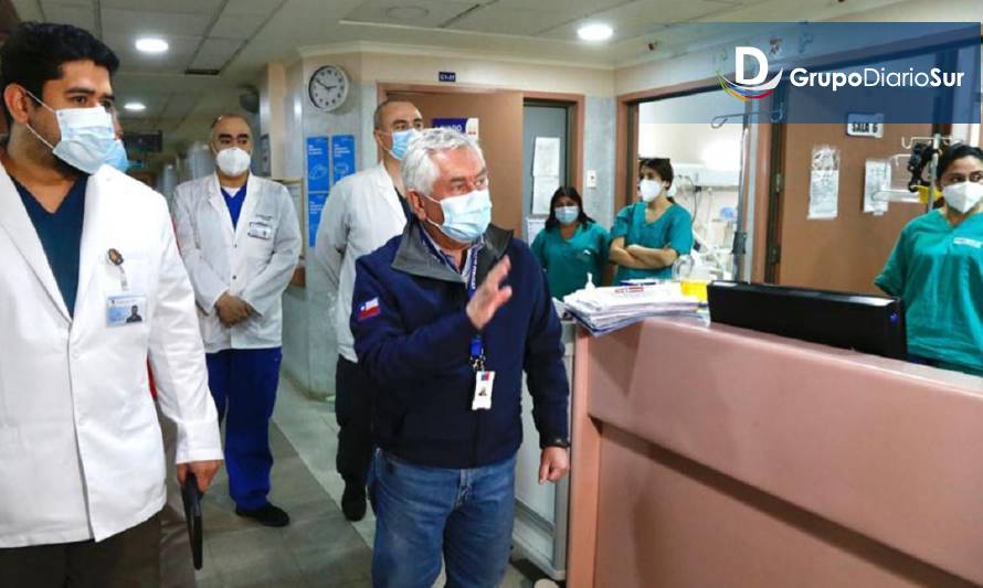 Ministro de Salud visitó Unidad de Paciente Crítico del Hospital de Castro