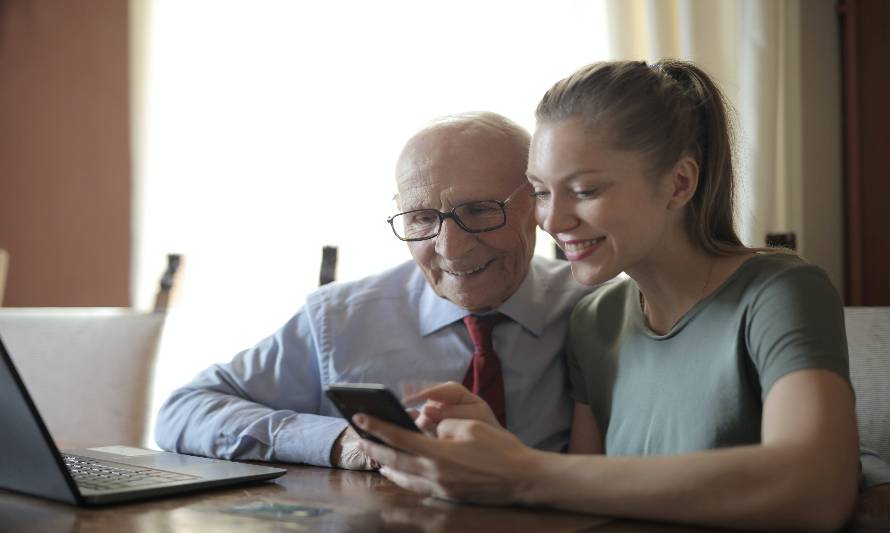 Tecnología en la tercera edad:
¿Cómo ayudarlos en su transición digital?