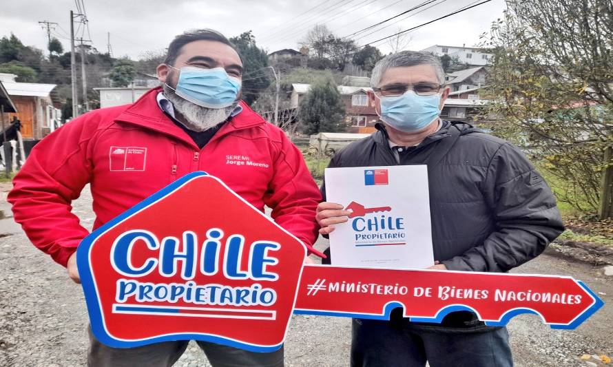 Pobladores de Puerto Montt y Calbuco reciben títulos de dominio y recursos de excedentes