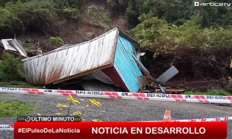 Tres cabañas destruidas en cercanías de Caleta Anahuac por derrumbe del cerro