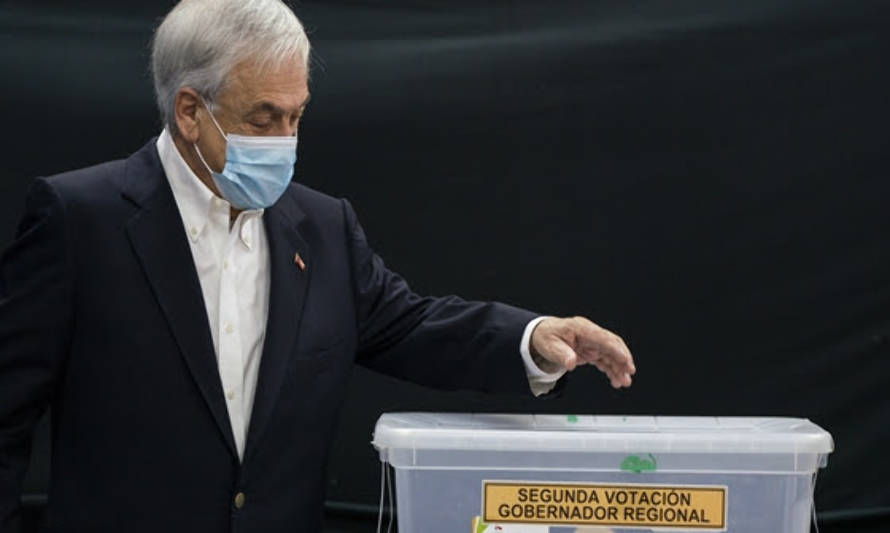 Presidente Piñera vota en elecciones de segunda vuelta de gobernadores regionales: “Ésta es una elección muy importante e histórica."