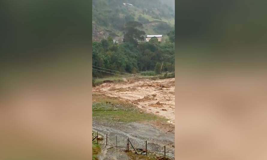 Remoción en masa deja 12 familias aisladas en sector costero de Valdivia