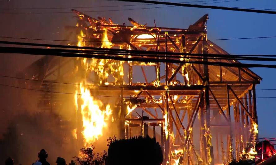 Decretan sobreseimiento de imputado por incendio de iglesia de Ancud