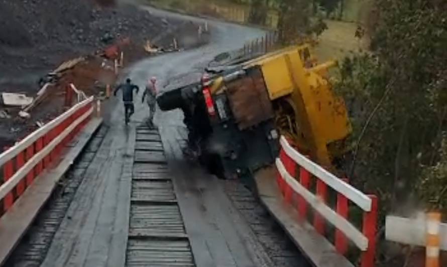 Camión grúa cae desde puente en sector Santa Elvira de la comuna de Puyehue