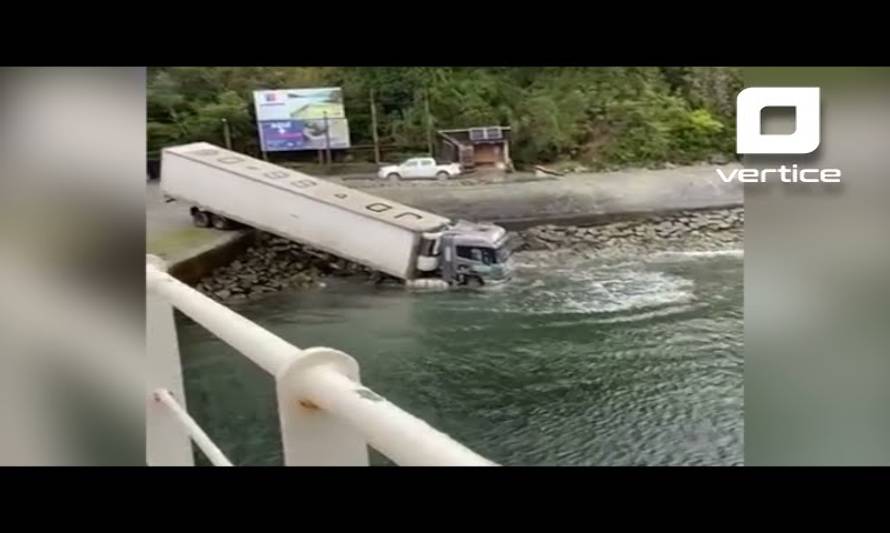 Camión cae al mar desde rampa en sector de Leptepu