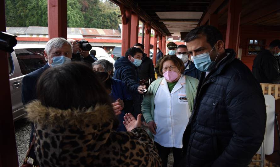 Ministro del Interior e Intendente visitaron el Mercado de Angelmó para explicar modificaciones al Plan Paso a Paso