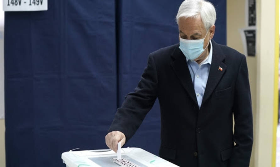 Presidente Piñera vota en primarias presidenciales: "Convoco a todos mis compatriotas a expresar su voz"