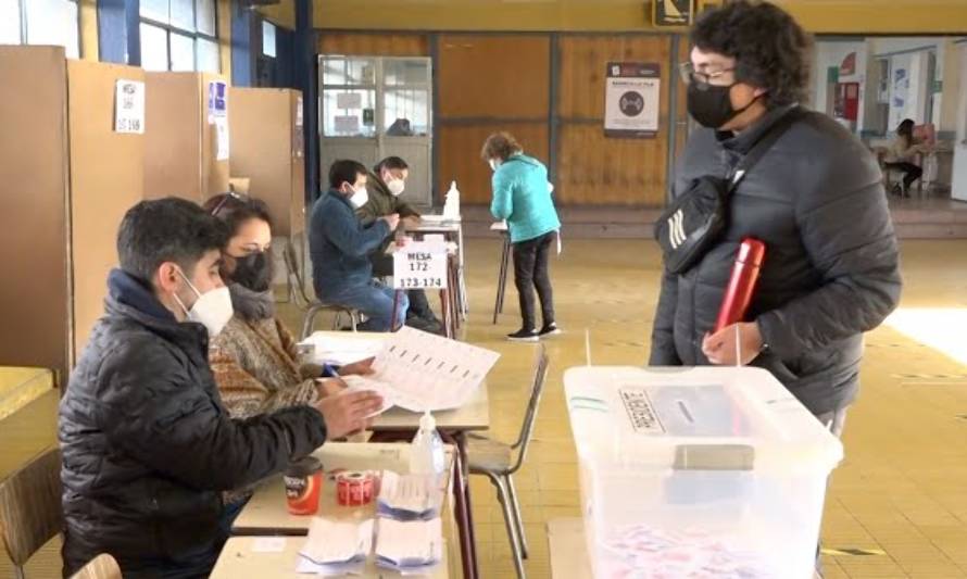 Votantes molestos al no poder sufragar