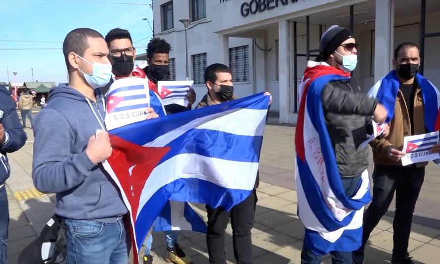 Ciudadanos cubanos protestaron contra su gobierno en el centro de Puerto Montt