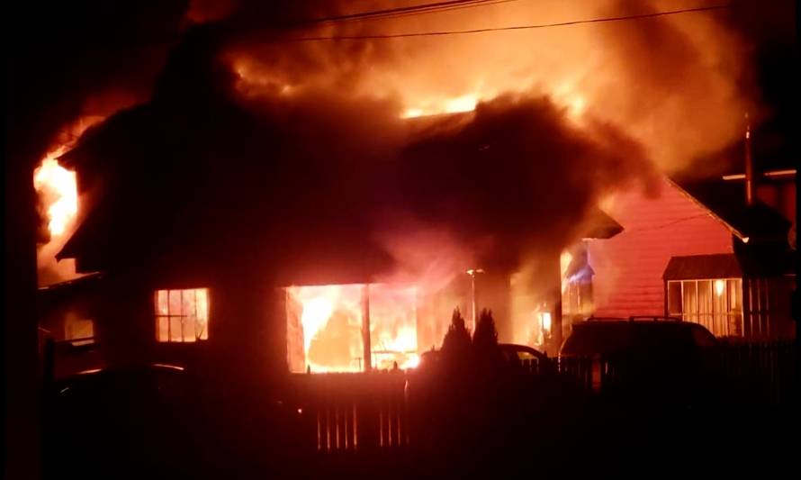 Dos víctimas fatales deja incendio de vivienda en Quellón