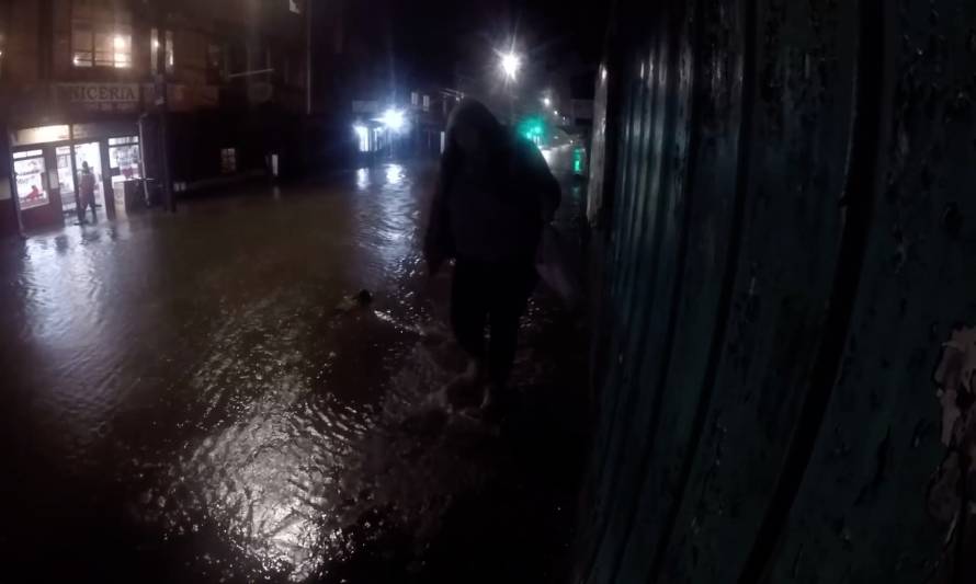 Nuevamente intensas lluvias inundan calle céntrica de Ancud