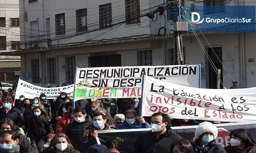 Funcionarios DAEM Los Lagos marcharon por "desmunicipalización sin despidos"