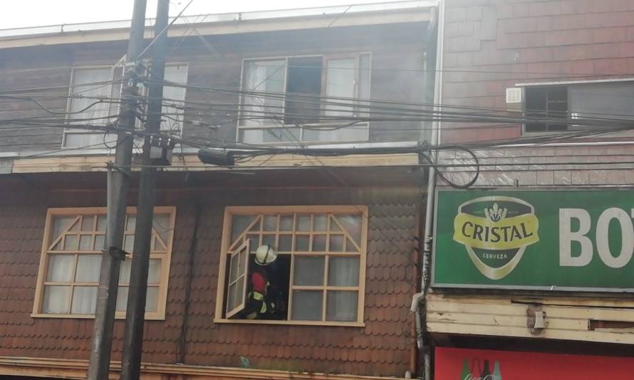 Principio de incendio en céntrica casona comercial provocó gran despliegue de bomberos 