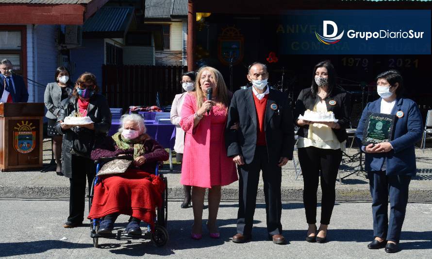 Alcaldesa Cristina Espinoza destaca avances para la comuna en aniversario 42 de Hualaihué