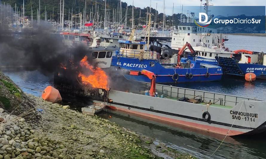 Incendio en una barcaza moviliza a bomberos