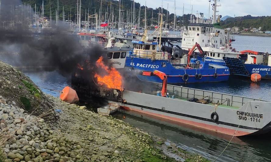 Ardió barcaza que efectuaba trabajos de reparación de manera ilegal