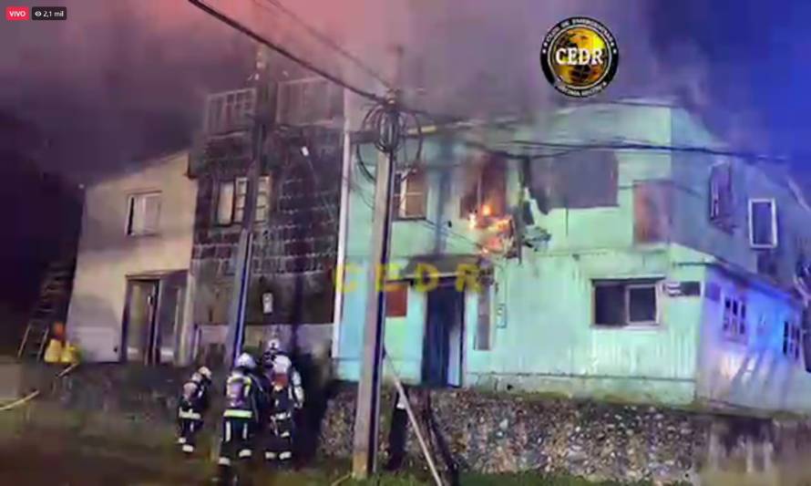 Puerto Montt: Incendio destruye dos antiguas casonas en calle Crucero con Trigal 