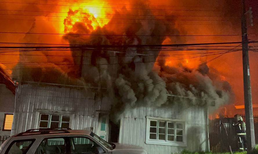 Incendio destruyó casa habitación de dos pisos en sector Modelo
