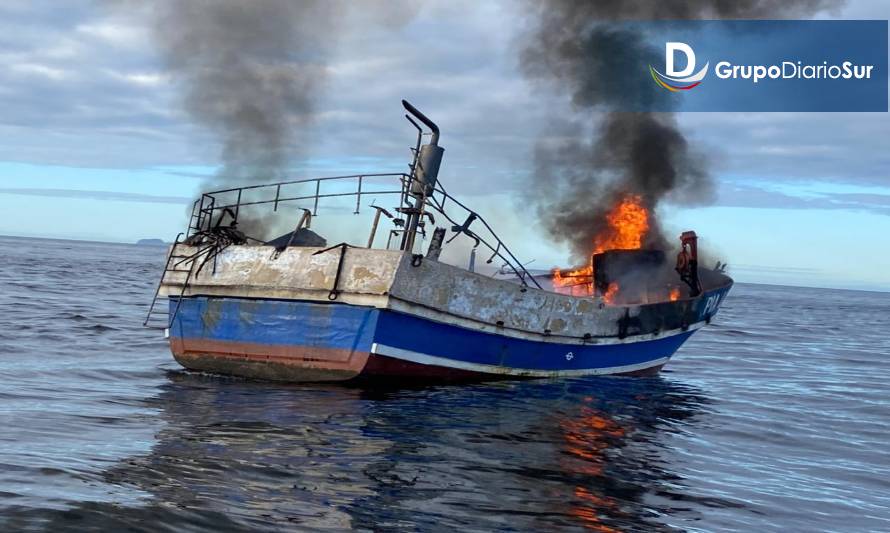 Rescataron a 5 personas tras incendio de embarcación en canal Moraleda
