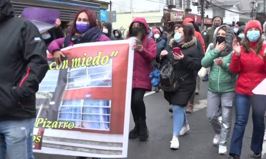 Bajo la lluvia: Masiva movilización docente en Puerto Montt