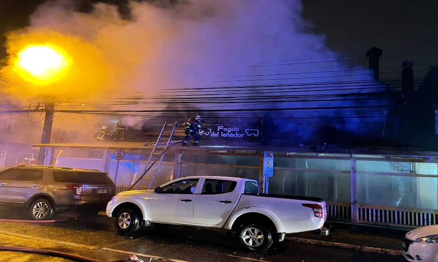Incendio de madrugada afectó antiguo restaurante Fogón del Leñador 